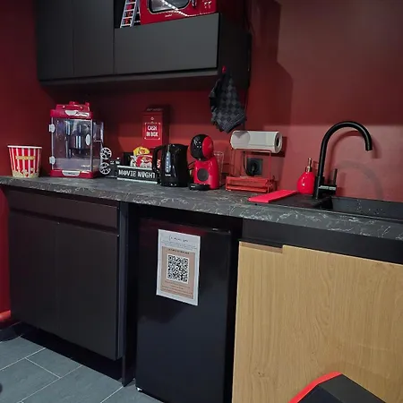 Hollywood Jacuzzi - Cinema