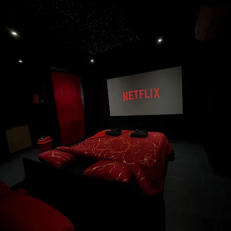 Hollywood Jacuzzi - Cinéma Appartement *