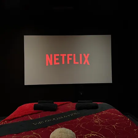 Hollywood Jacuzzi - Cinéma Appartement *