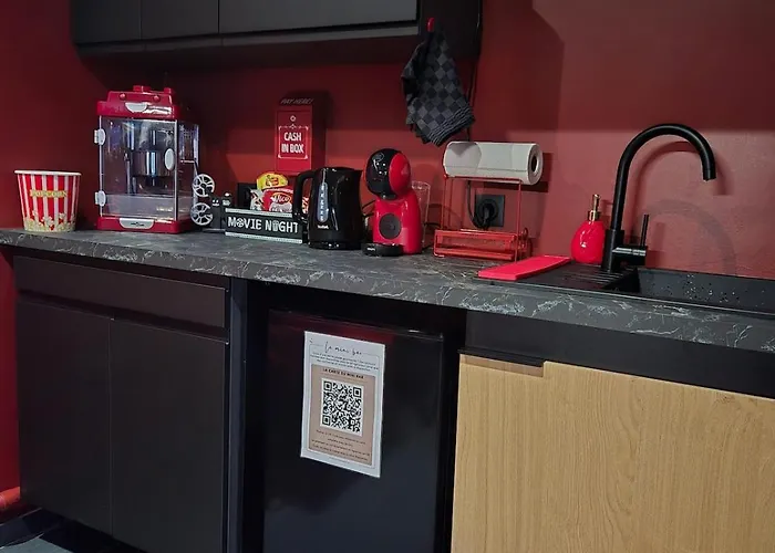 Hollywood Jacuzzi - Cinema