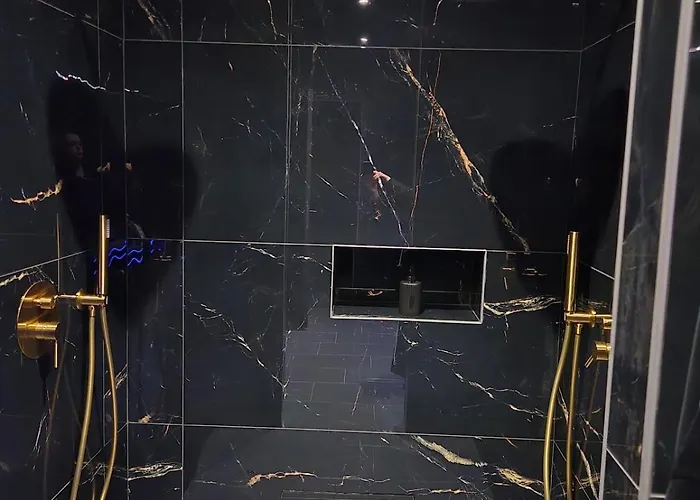 Hollywood Jacuzzi - Cinema